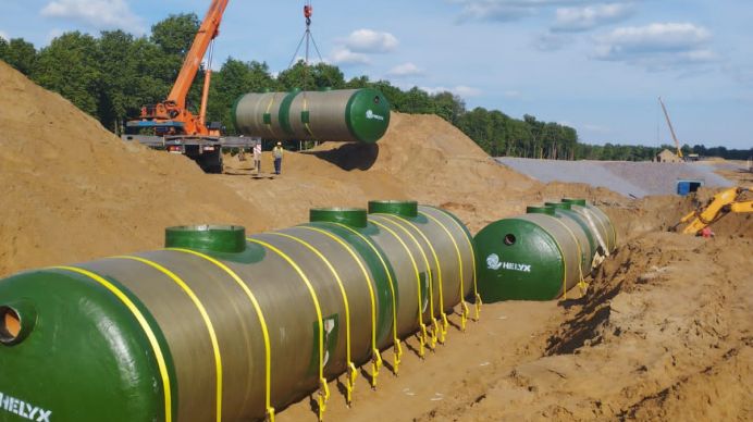 Установка емкостей на строящейся скоростной дороге М-12